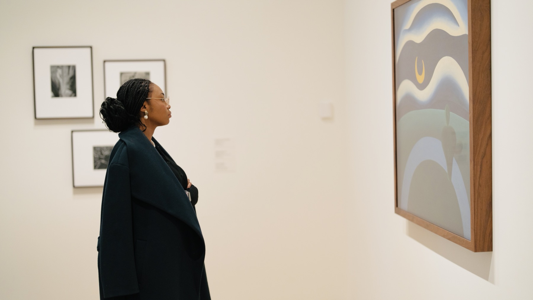 Obii looking at artwork in a gallery